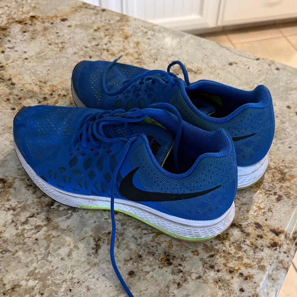 Nike running/walking shoes. Size 11